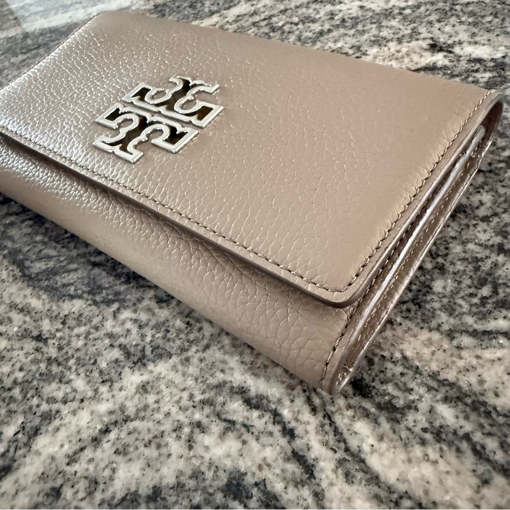 Tory Burch Britten Smartphone Wristlet Wallet – French Gray – NWT - Picture 2 of 6